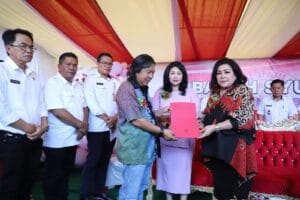 Bupati James Sumendap saat menerima SK Ketua Umum Hari WKI Sinode GMIM.
