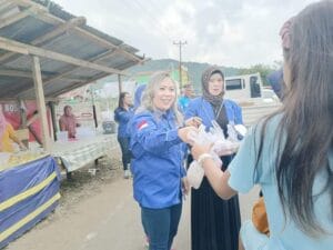 Candra M Walangitan mengikuti agenda partai Demokrat Boltim, saat melakukan bagi-bagi takjil, beberapa waktu lalu.(ist)