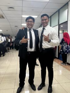 Satrya Paparang, pakai jas
