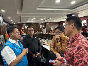 General Manager PLN Unit Induk Distribusi Sulawesi Utara, Sulawesi Tengah dan Gorontalo (UID Suluttenggo) Ari Dartomo (kanan) berdiskusi terkait langkah PLN dalam menyediakan suplai listrik di Pulau Tagulandang bersama Walikota Bitung Ir. Maurits Mantiri, M.M. (kedua dari kiri), Walikota Manado Andrei Angow (kedua dari kanan), dan Bupati Minahasa Utara Joune J.E. Ganda, S.E., M.A.P, M.M, M.Si. (kanan).