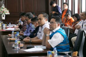 General Manager PLN Unit Induk Distribusi Sulawesi Utara, Sulawesi Tengah dan Gorontalo (UID Suluttenggo) Ari Dartomo saat mengikuti Rapat Koordinasi Penanggulangan Bencana Erupsi Gunung Ruang.