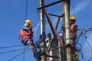 Anggota Tim Respon Cepat _Recovery_ Sistem Kelistrikan Tagulandang tengah bekerja memperbaiki jaringan listrik yang terdampak.