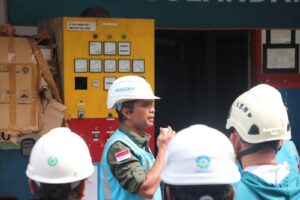 Manager PLN Unit Pelaksana Pelayanan Pelanggan (UP3) Tahuna M. Fauzan saat memberikan pengarahan strategis terkait pekerjaan penormalan Sistem Kelistrikan Tagulandang.
