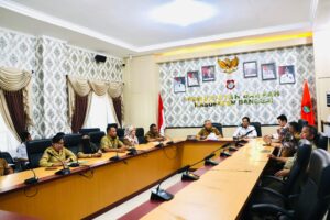 Suasana rapat koordinasi percepatan pemulihan kelistrikan Luwuk yang dipimpin Wakil Bupati Banggai Drs. H. Furqanuddin Masulili, MM. (kelima dari kiri) dihadiri Manajer PLN Unit Pelaksana Pelayanan Pelanggan (UP3) Luwuk (kelima dari kanan) bersama _supplier_ bahan bakar minyak (BBM) Pembangkit Listrik Tenaga Diesel (PLTD) Luwuk