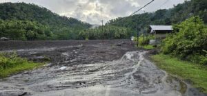 Banjir bandang yang terjadi membawa material lumpur dan kerikil sehingga menutup beberapa akses jalan di Pulau Siau (14/06).