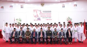 (Pj Bupati Mitra foto bersama usai pengukuhan pasukan pengibar bendera pusaka)