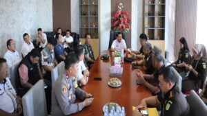 Penjabat Bupati Minahasa Tenggara (Mitra) Dr.Denny Mangala,M.Si menerima kunjungan Tim dari kejagung RI dalam rangka study kelayakan dan pengumpulan data sebagai bahan pengkajian dan penilaian dalam rangka pembentukan Kejaksaan Negeri (Kejari) Mitra, Rabu 9/10/24 di Kantor Bupati.