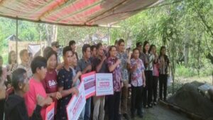 Pj Bupati Mitra, DR. Denny Mangala M.Si menyerahkan bantuan BSPS sebanyak 16 unit rumah kepada keluarga penerima bantuan yang telah memenuhi persyaratan, sekaligus melakukan peletakan batu pertama, di desa Makalu Kecamatan Pusomaen, Kamis (24/10/2024).