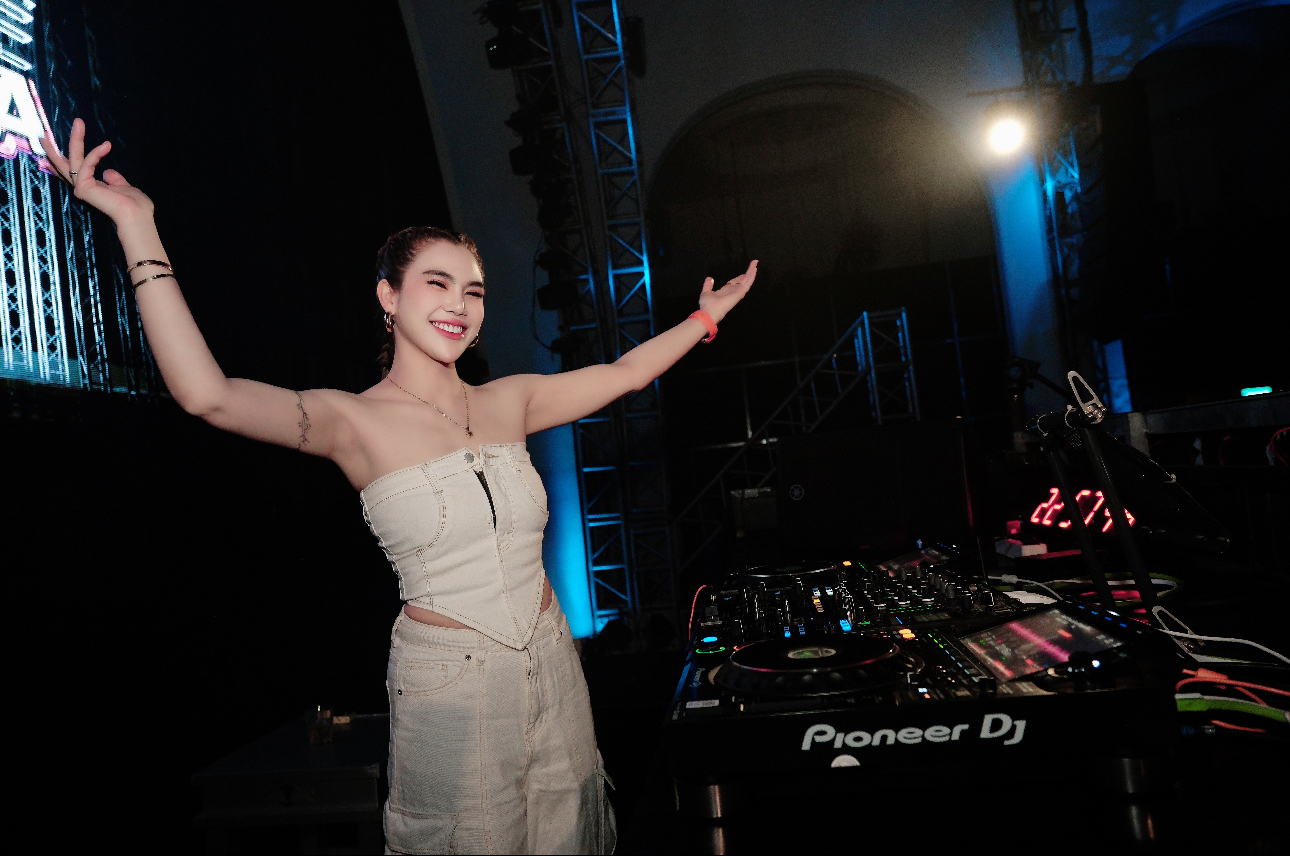 Tampil Perdana di Kota Tinutuan, DJ Sheline Zeina Meriahkan Malam Tahun Baru