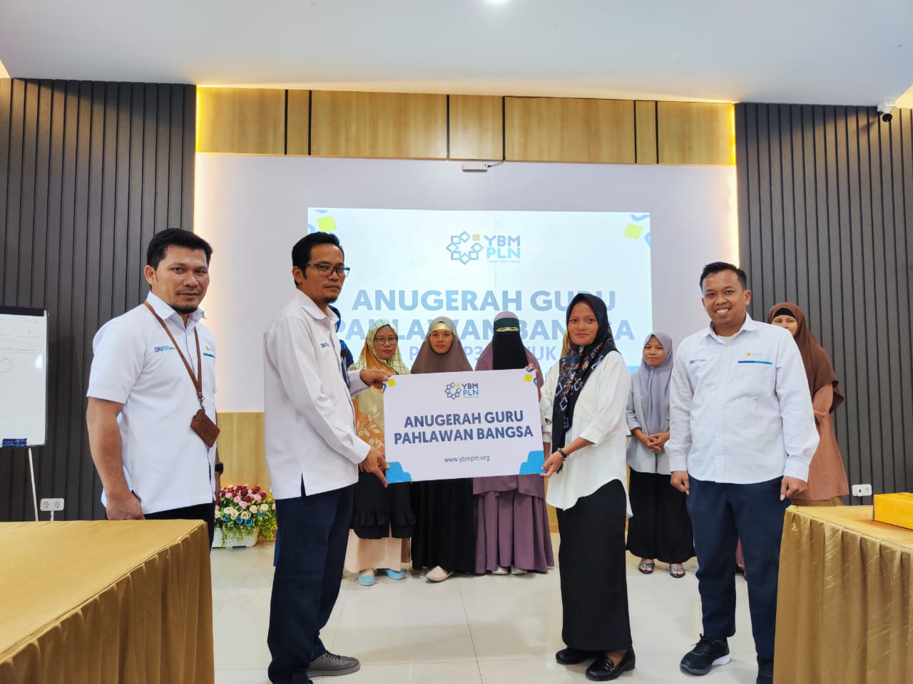 YBM PLN Berikan Apresiasi untuk Guru Honorer di Program Anugerah Guru Pahlawan Bangsa