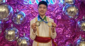 PRESTASI TERKINI: Robert Olivier Liester memegang medali emas yang diraihnya di SEAMO X 2025, Kuala Lumpur, Malaysia.(FOTO/DOK PRIBADI)
