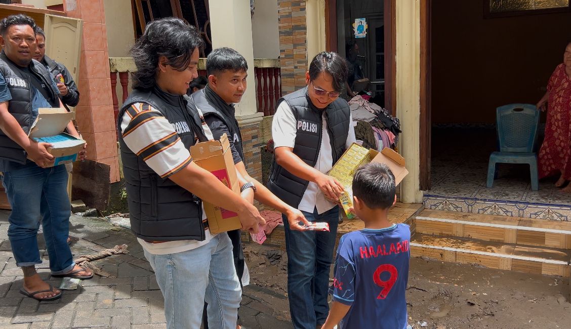 Peduli Korban Banjir di Manado, Tim Resmob Polda Sulut Bagikan Bahan Makanan dan Susu