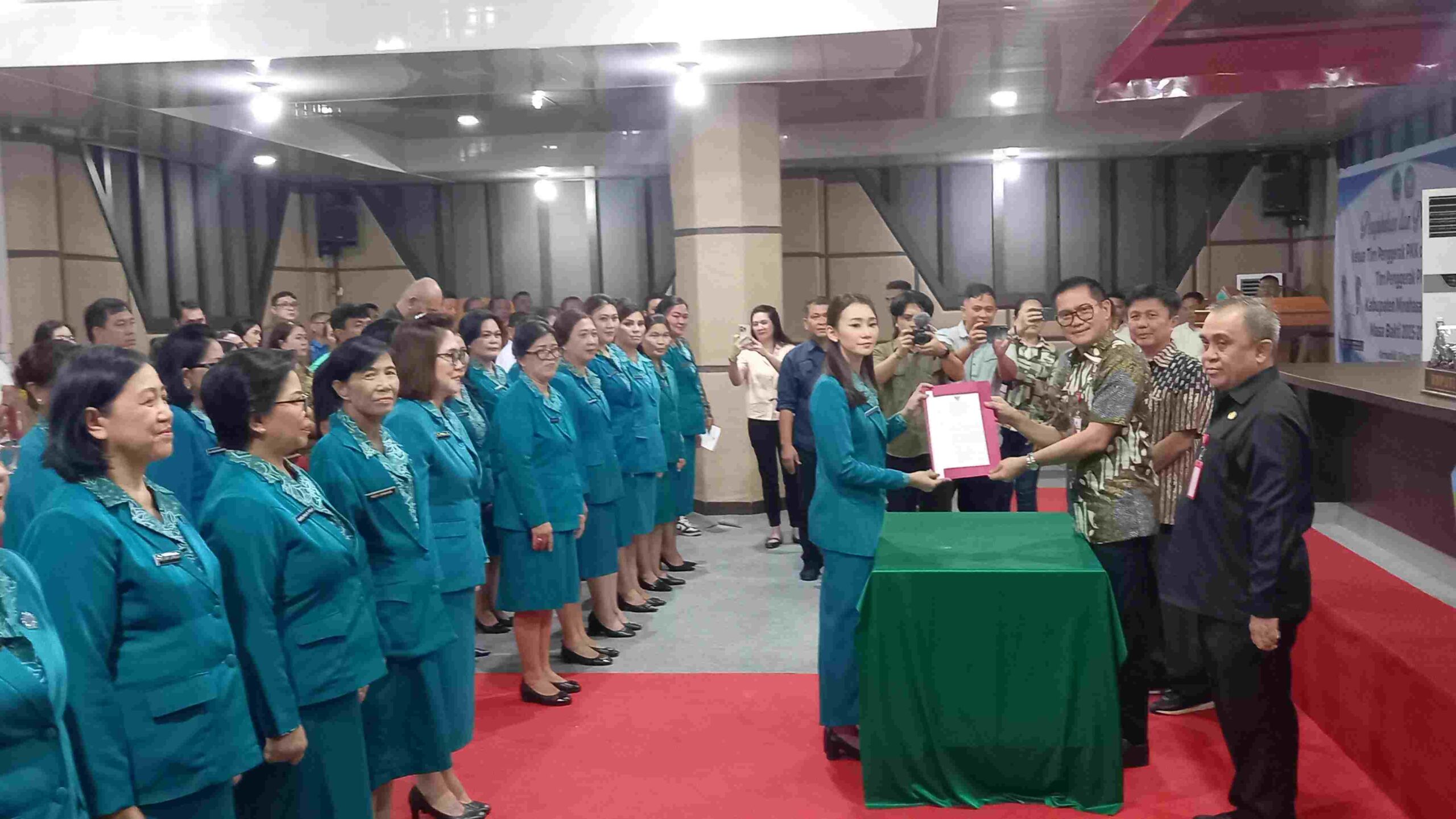 Lantik Pengurus TP–PKK Minut, Bupati Joune Ganda Harap Peran Aktif Dalam Pembangunan Daerah