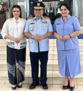 DISUPPORT KELUARGA: Dr Aurelie Britney Kasenda bersama ayah Marsda TNI Donald Kasenda S.T, S.I.P, M.M, dan ibu Meidy Rilya Watung SE MM, yang juga Wakil I Noni Sulut 1991.(FOTO/DOKUMENTASI)