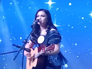 TALENT SHOW: dr. Aurelie Britney Kasenda saat melantunkan lagu berjudul The Only Exception, di atrium Mantos 3, Senin (8/9/2025) malam.(FOTO/ALEX MAMAHIT)