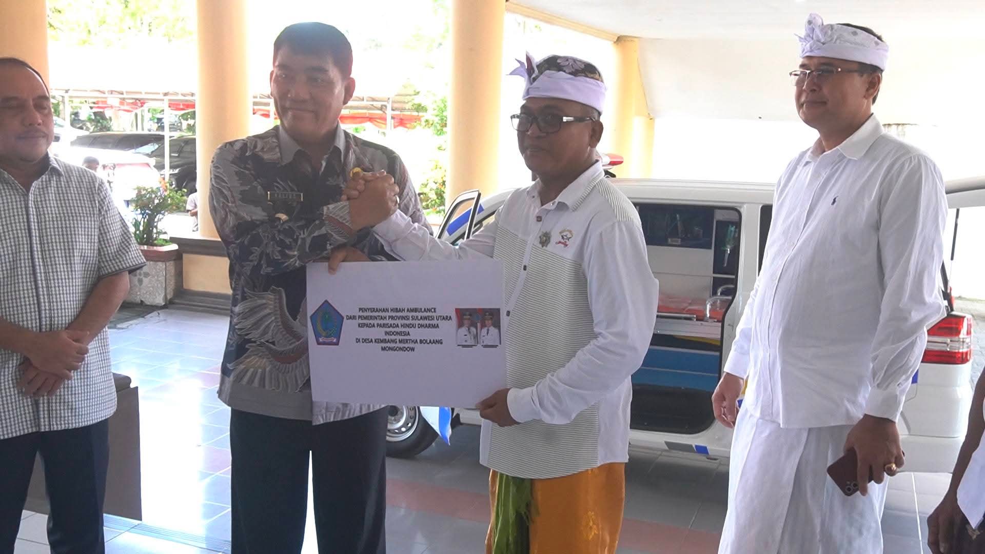 Gubernur Yulius Serahkan Bantuan 1 Unit Ambulans ke Umat Hindu Kembang Mertha Bolmong