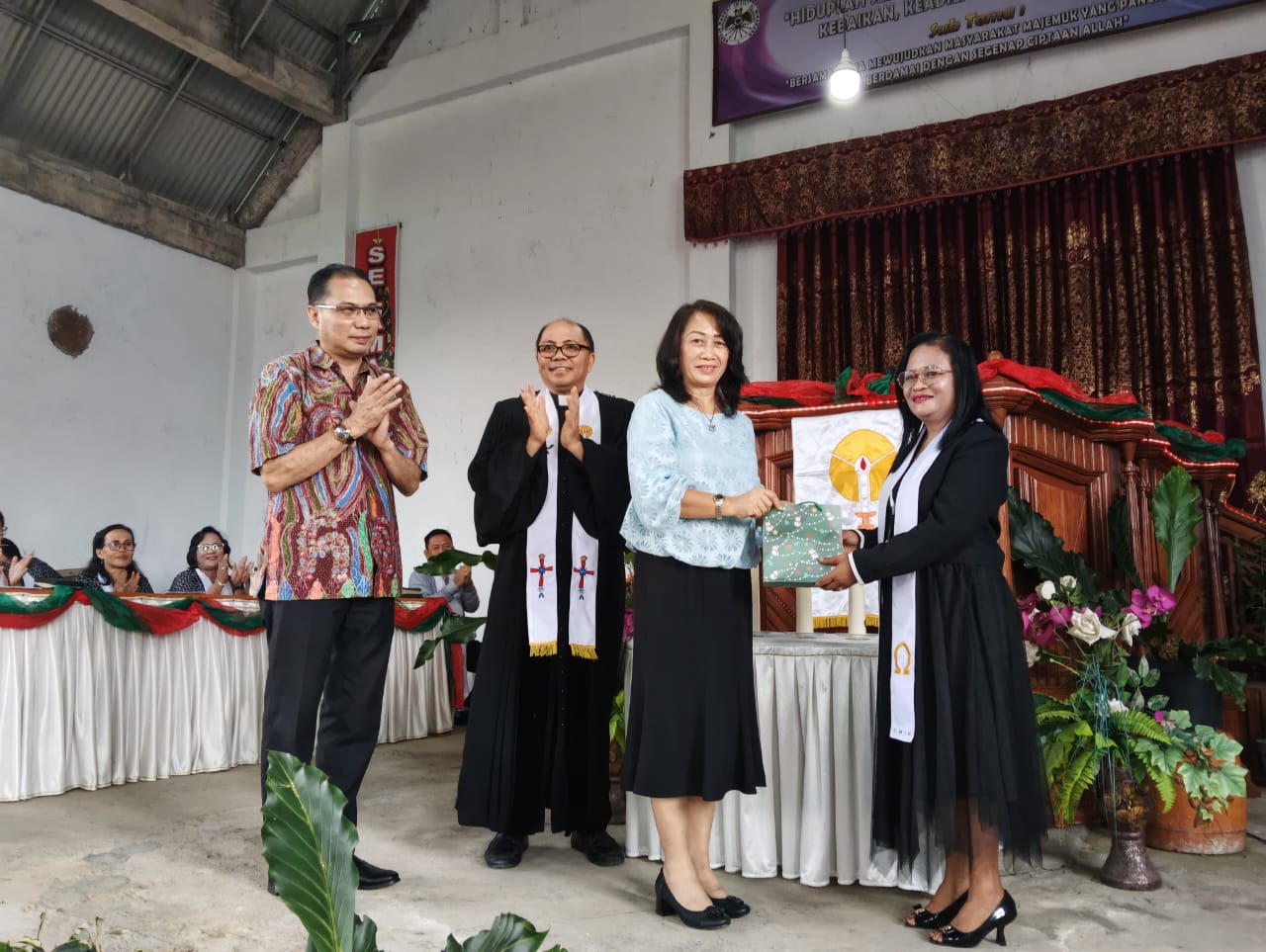 Ketua Sinode GMIM Pdt Adolf Wenas Bersama Para Sahabat Salurkan Bantuan Rp50 Juta untuk Pembangunan Gereja Bethesda Lowian