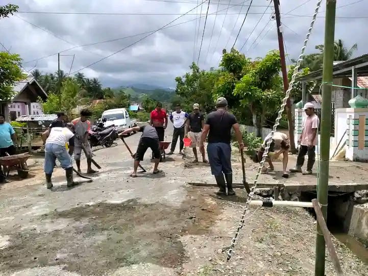“Wujud Nyata Kampung Moderasi, Umat Nasrani Binjeita 2 Bahu Membahu Bantu Pekerjaan Di Masjid Al-Faqih Desa Binjeita”