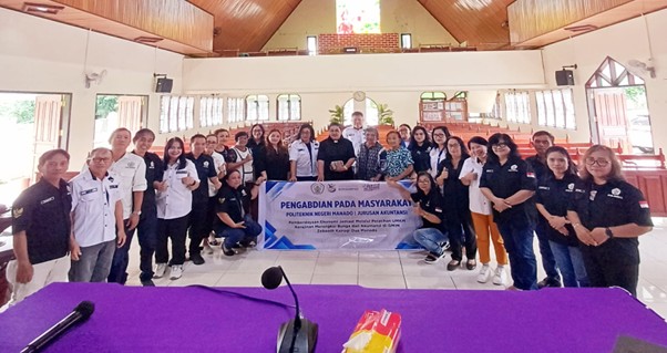 Jurusan Akuntansi Polimdo Gelar Pelatihan UMKM Merangkai Bunga dan Akuntansi di GMIM Zebaoth Kairagi Dua Manado