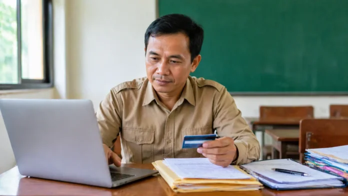 guru mengecek aktivasi rekening BSU guru melalui laptop